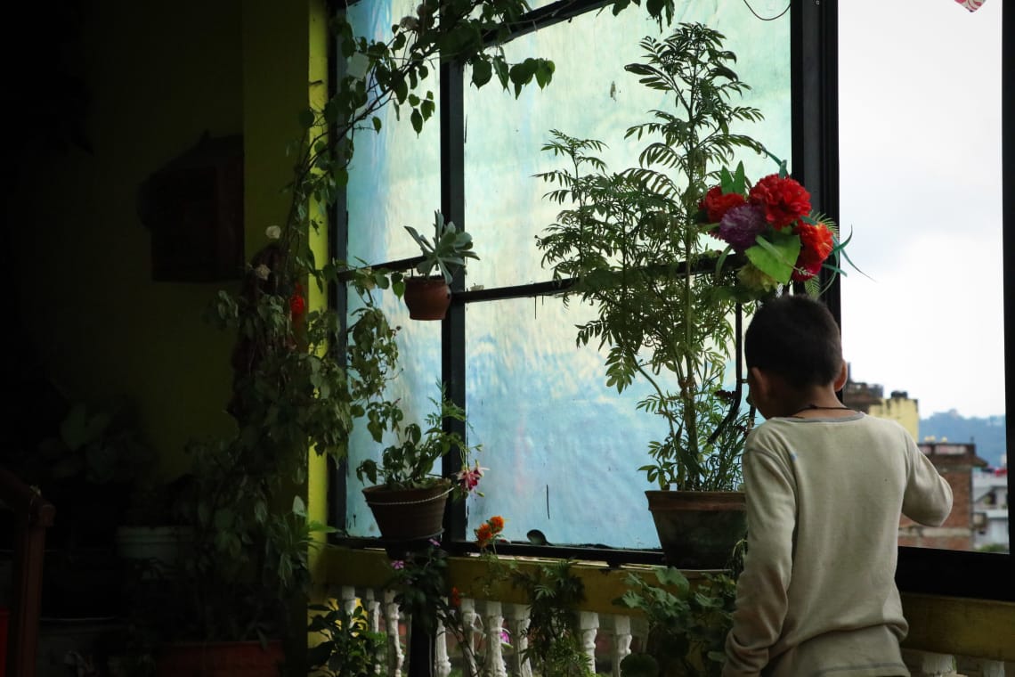 Haciendo un voluntariado en Nepal como profesora - Worldpackers - niño en una ventana