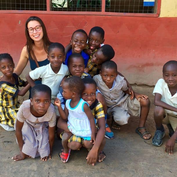 Mi primera experiencia haciendo un voluntariado social en África - Worldpackers - viajera con niños en Ghana