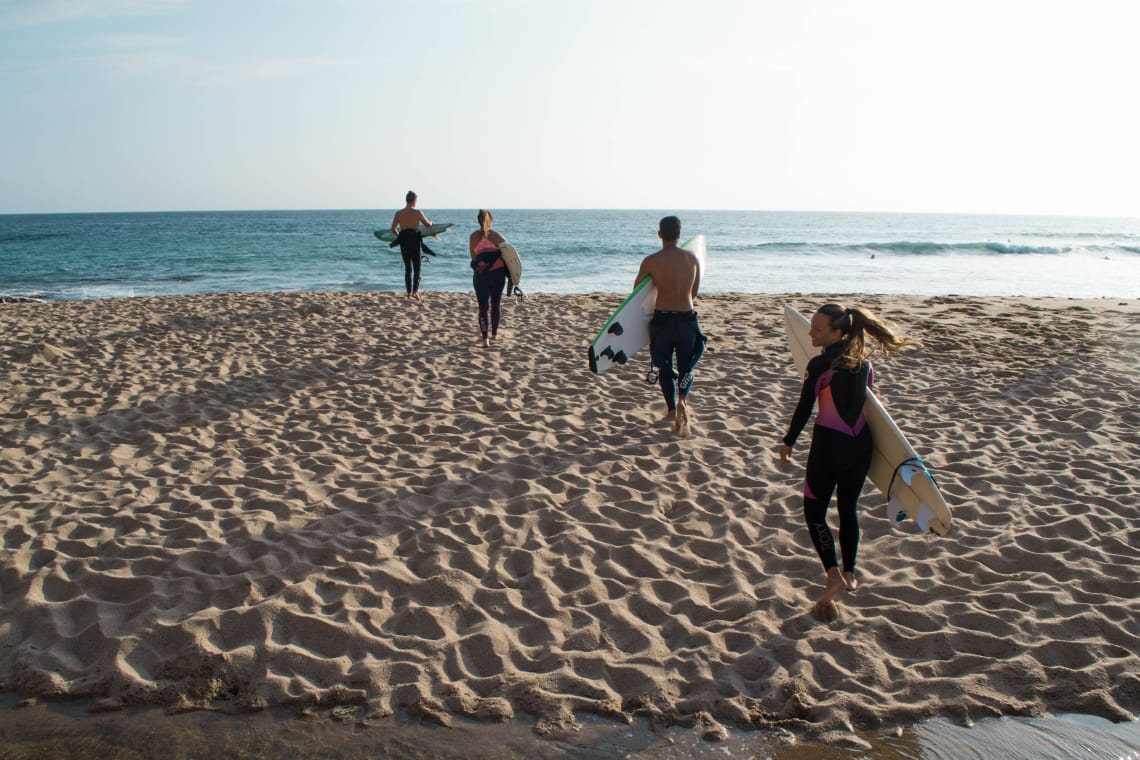 Voluntariando y surfeando en Portugal con 7 euros al día con Worldpackers - viajeros surfeando - Marie-Eve Leclerc