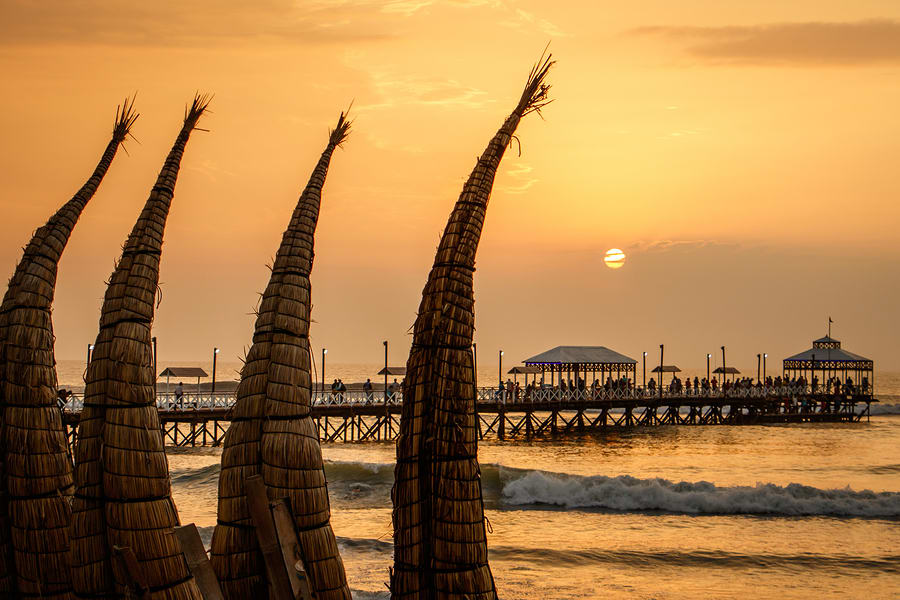 Barcos de junco em Huanchaco, Peru.