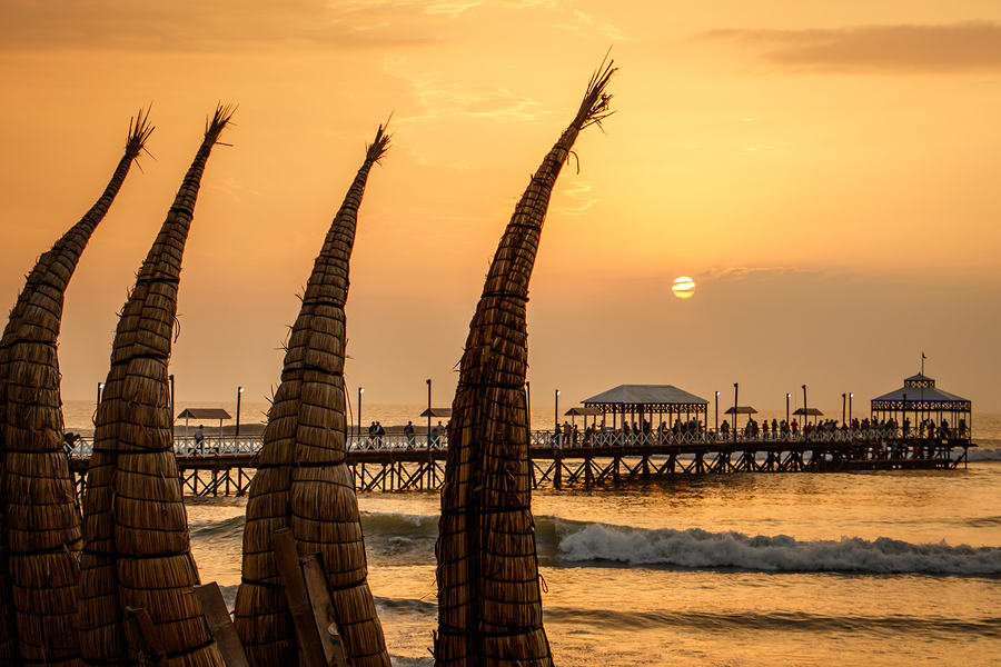 Barcos de junco em Huanchaco, Peru. 