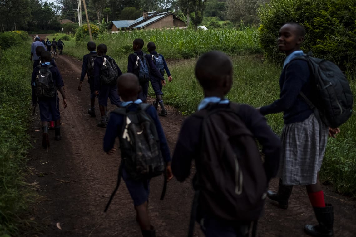 Caminando hacia la Escuela Primaria de Makuyu