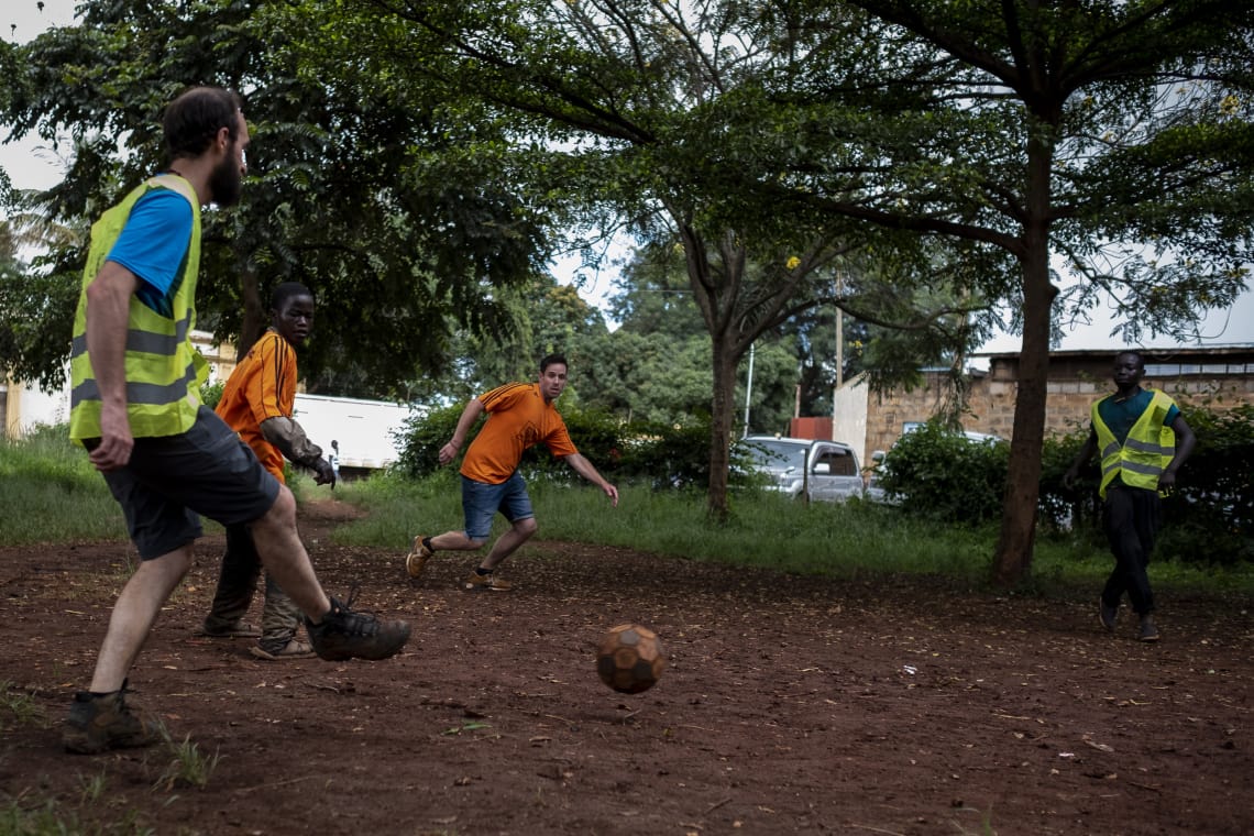 Jugando fútbol con niños que viven en la calle