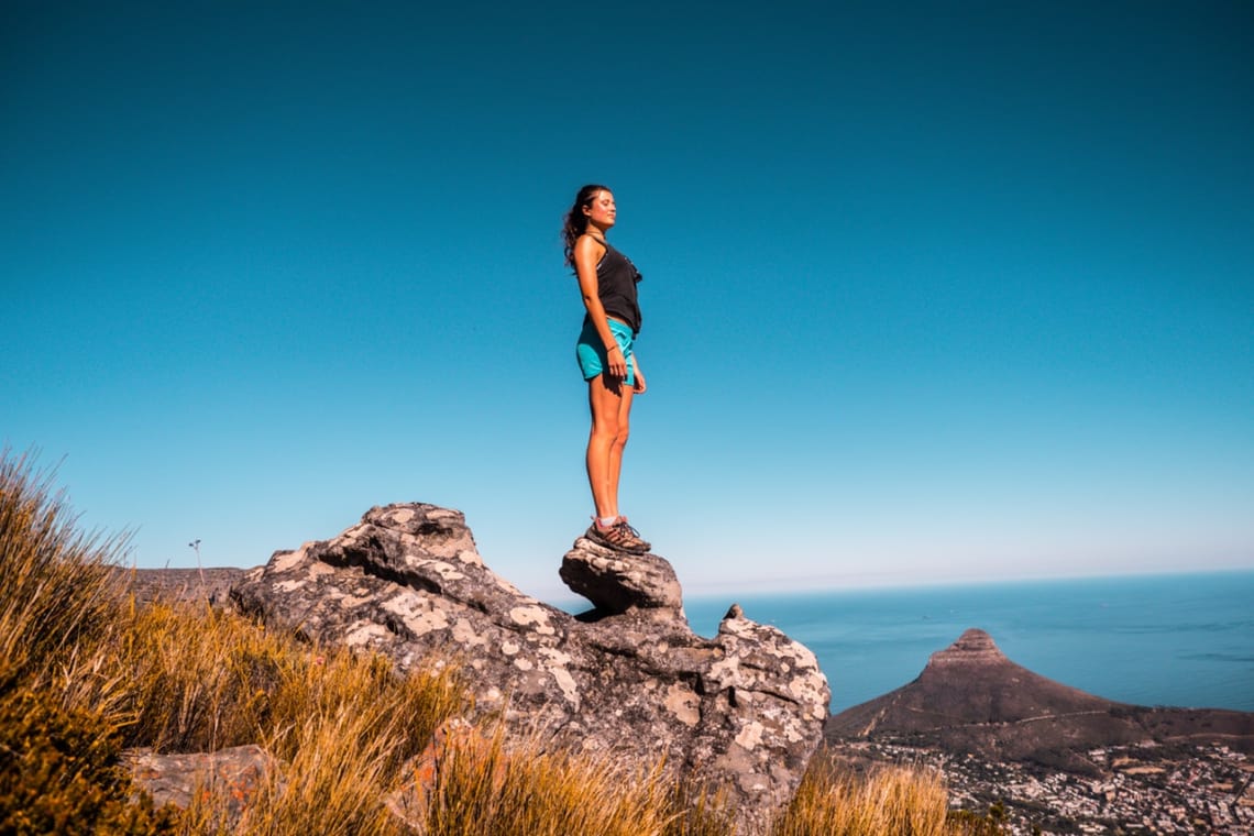 Viajando por Sudamérica con menos de 5 dólares por día - Worldpackers - mujer viajera en la montaña