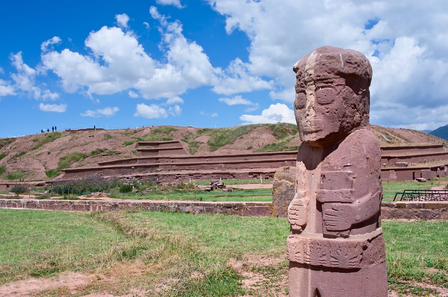 16 cosas que tienes que hacer en Bolivia - Worldpackers - Tiwanaku estatua