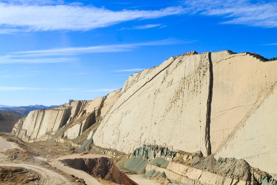 16 cosas que tienes que hacer en Bolivia - Worldpackers - montaña con huellas de dinosaurio en Bolivia