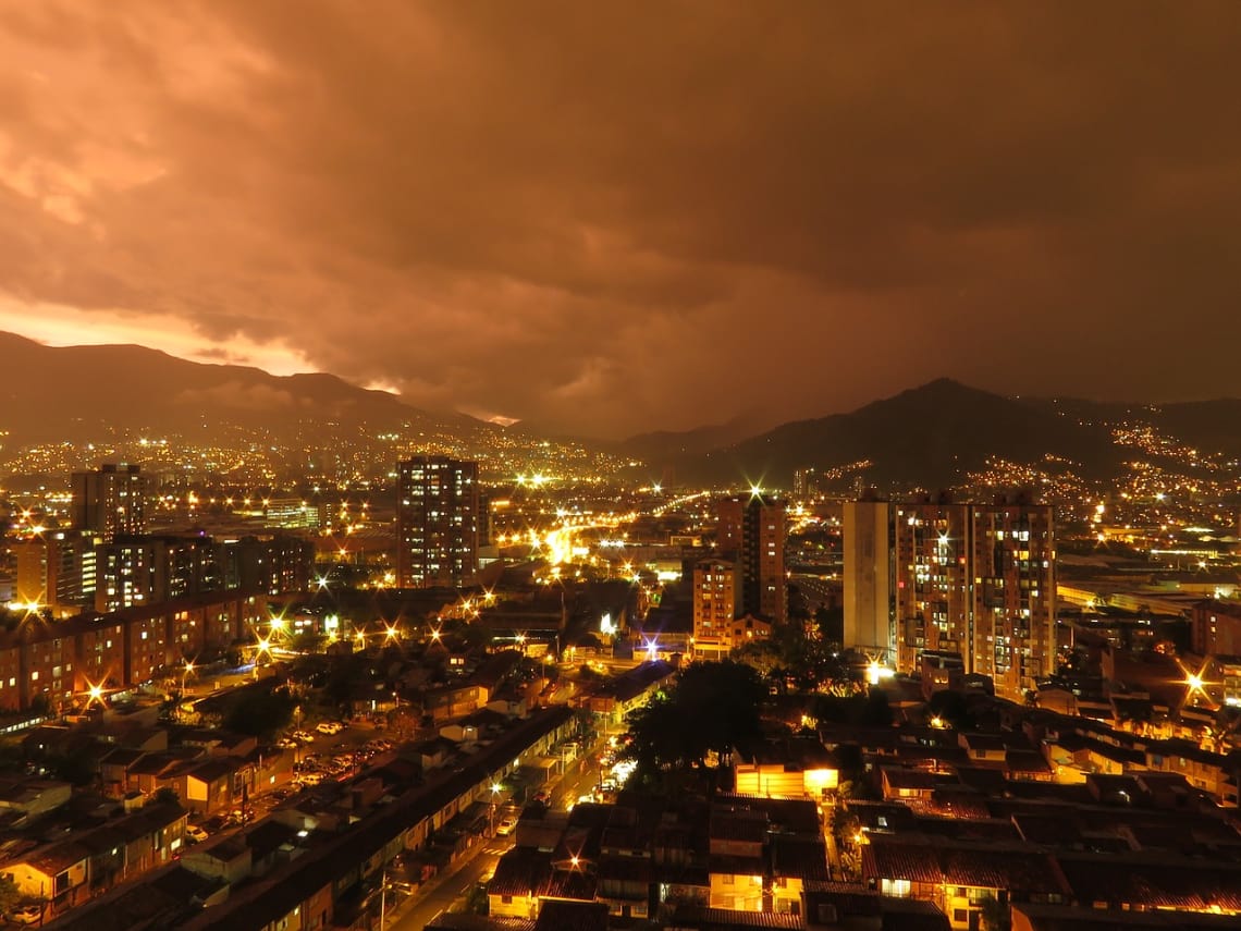 Vista de Medellín no pôr do sol