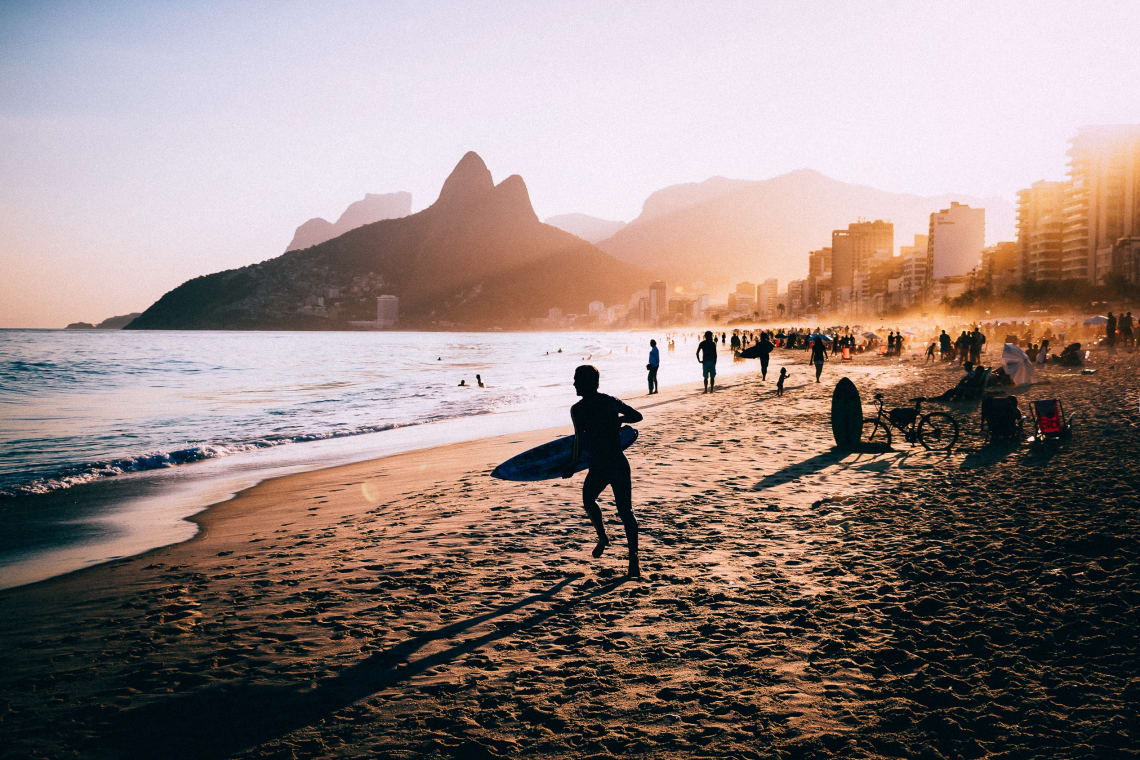 Las 20 mejores ciudades para viajar sola en América del Sur - Worldpackers - Playa en Rio de janeiro