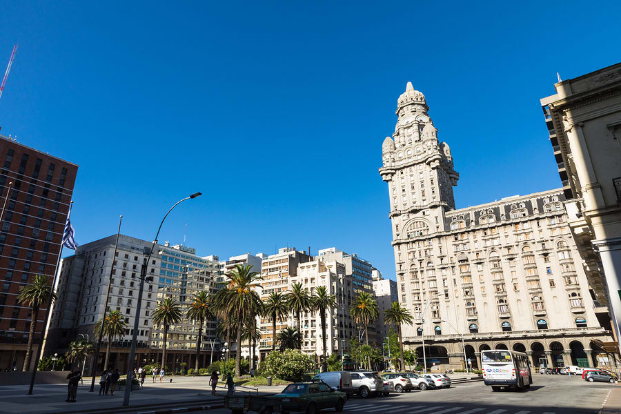 Praça no Centro Histórico de Montevidéu, Uruguai