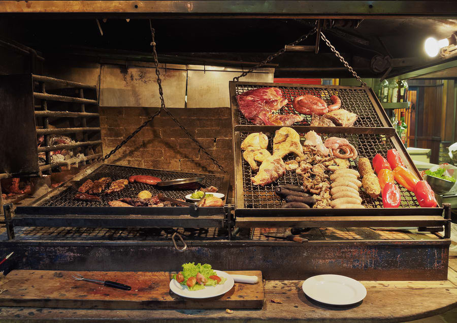 Tradicional churrasco  uruguaio no Mercado del Puerto, Montevidéu, Uruguai