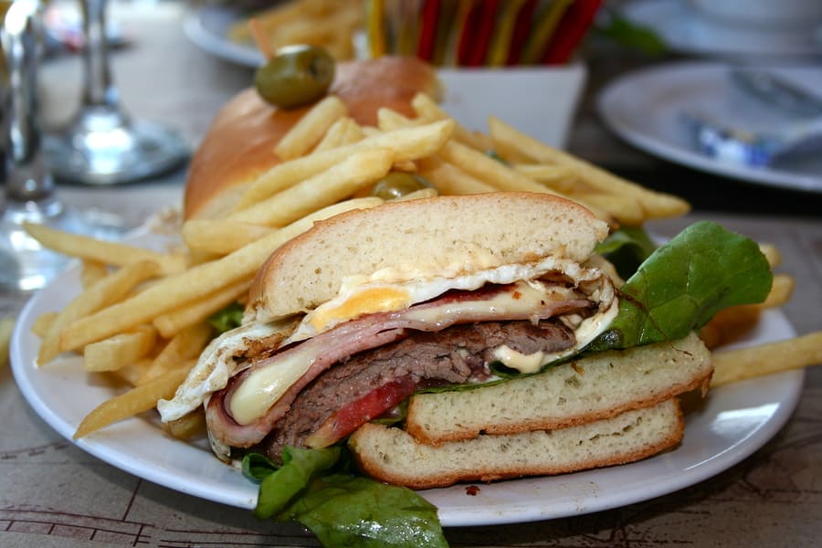 Lanche tradicional do Uruguai, o Chivito