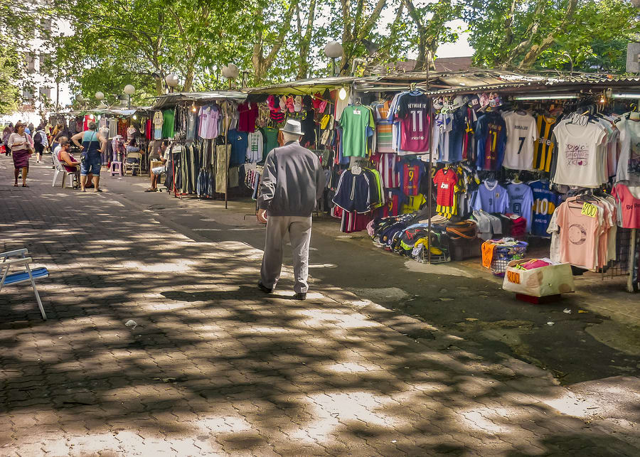 Feira de Tristán Nervaja, muito típica em Monevidéu, Uruguai