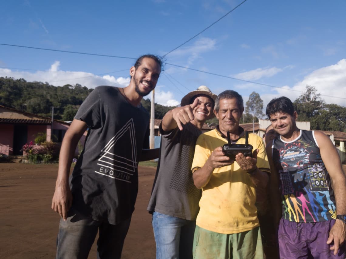 Compartilhando experiências com o povo local na Chapada Diamantina durante o voluntariado em uma agrofloresta.