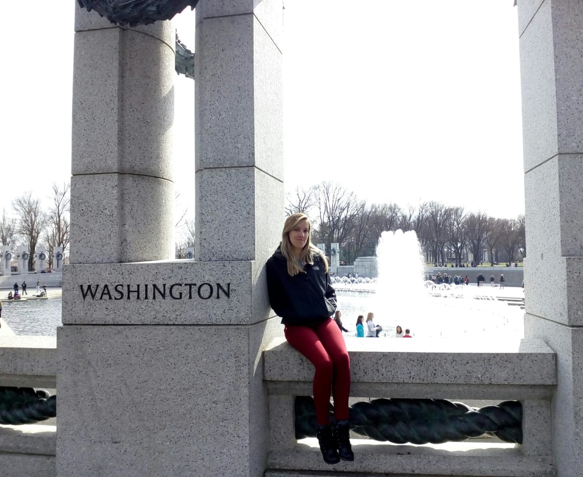 Vanessa em monumento de Washington