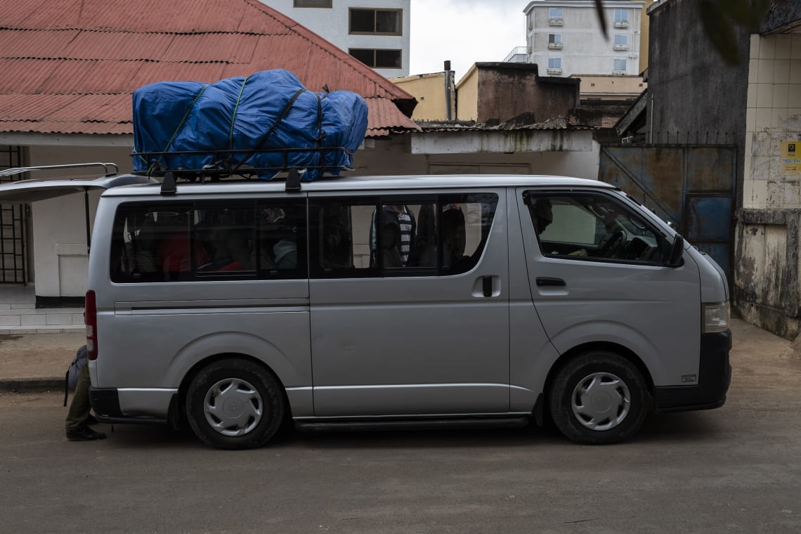Kilimanjaro: hacer el trekking más alto de África - Worldpackers - auto para transportar pasajeros al Kilimanjaro