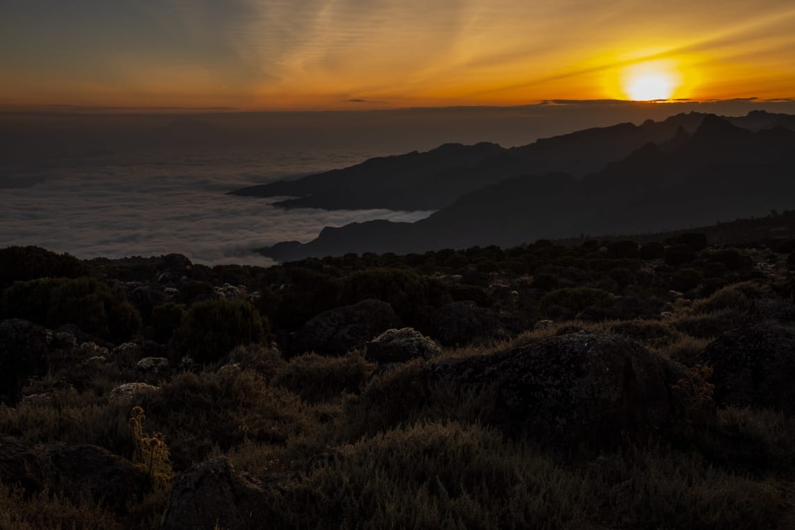 Kilimanjaro: hacer el trekking más alto de África - Worldpackers - atardecer en el kilimanjaro