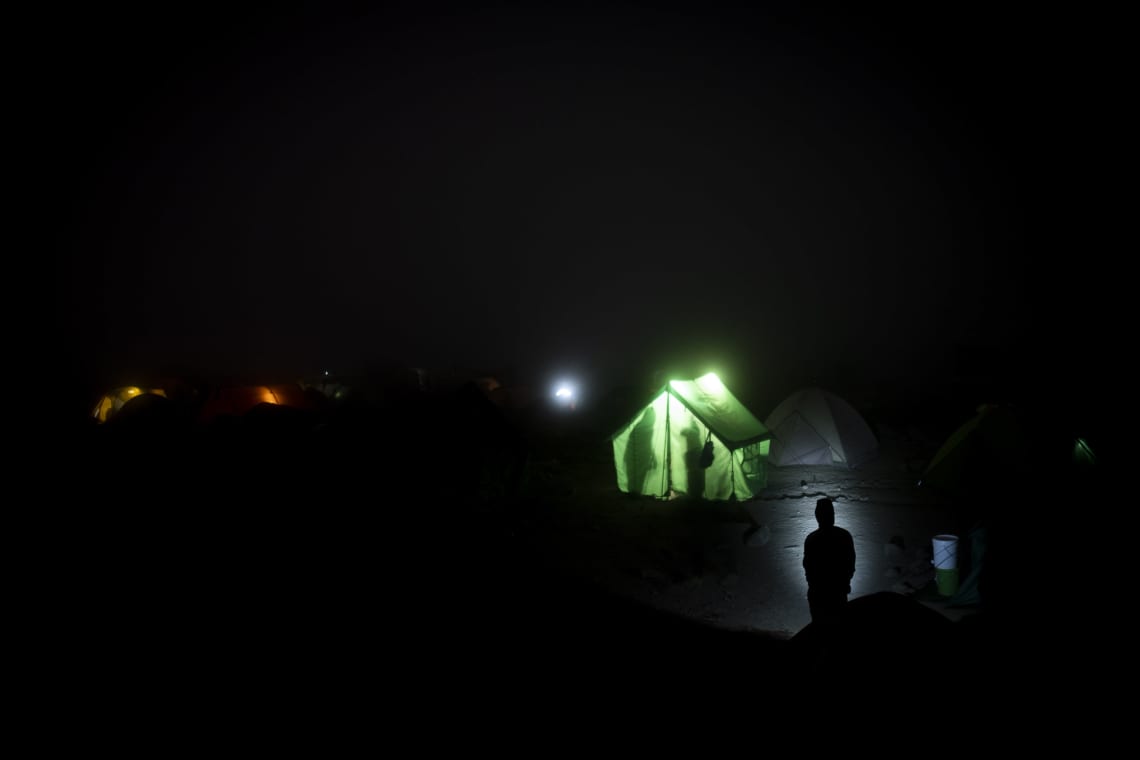 Kilimanjaro: hacer el trekking más alto de África - Worldpackers - carpas en campamento de noche en el Kilimanjaro