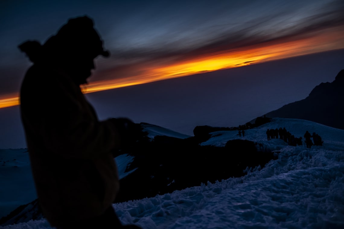 Kilimanjaro: hacer el trekking más alto de África - Worldpackers - amanecer en el monte kilimanjaro