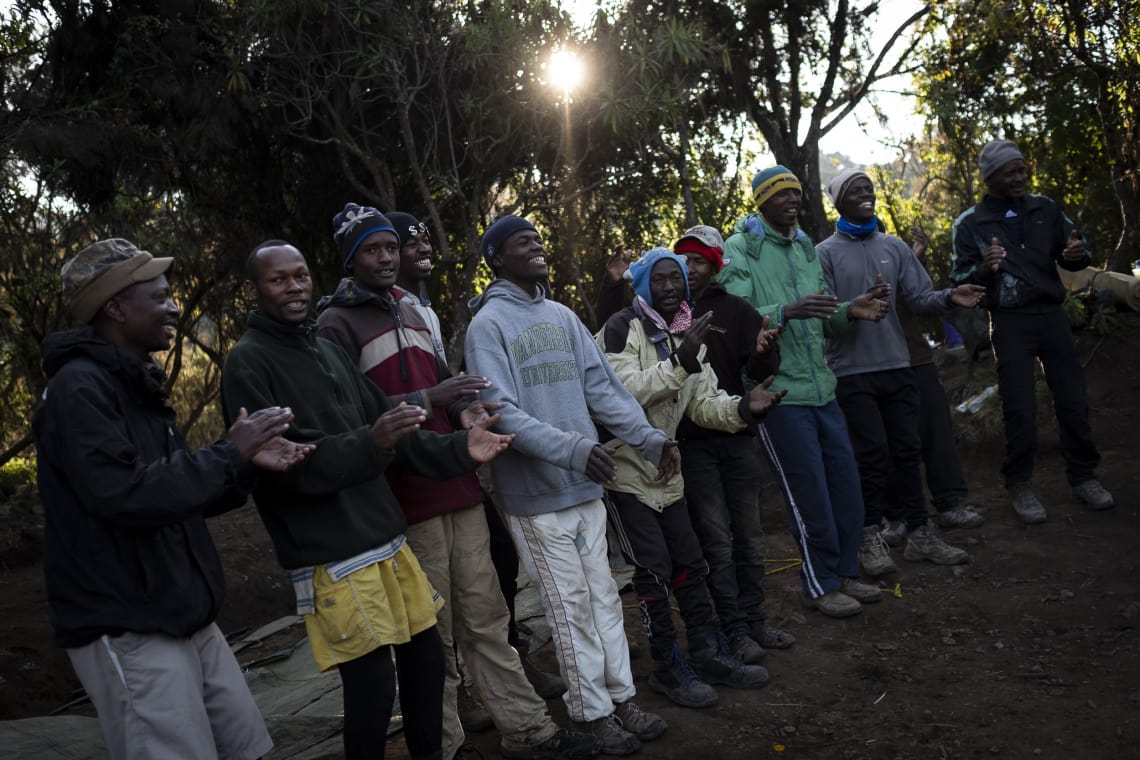 Kilimanjaro: hacer el trekking más alto de África - Worldpackers - porteadores felices en el Kilimanjaro