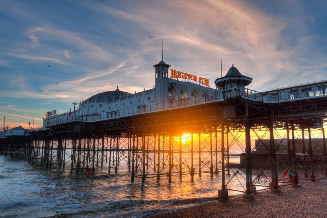 Muelle de Brighton al atardecer, uno de los mejores lugares para visitar en Inglaterra