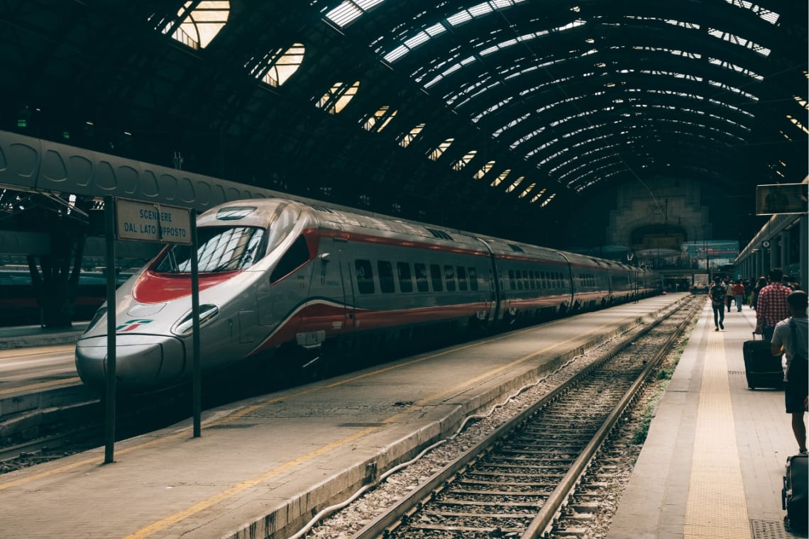Tren de alta velocidad en estación de trenes de Italia, incluido en el Eurail Pass