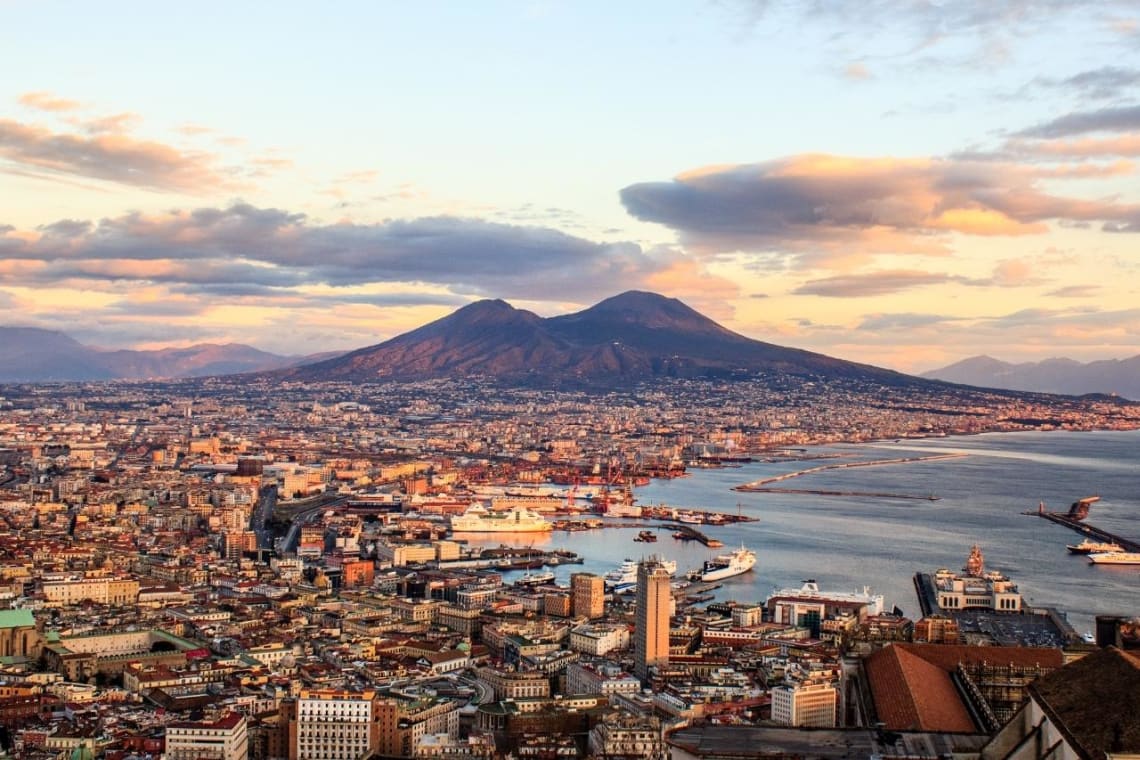 Vista del Golfo de Nápoles, la ciudad y el volcán Vesubio de fondo