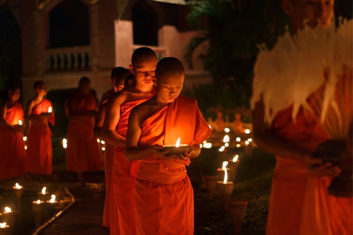 Niños novicios de monje en un templo de Tailandia