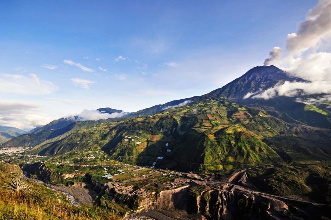 Vista del volcán Tungurahua en actividad, dentro del Parque Nacional Sangay