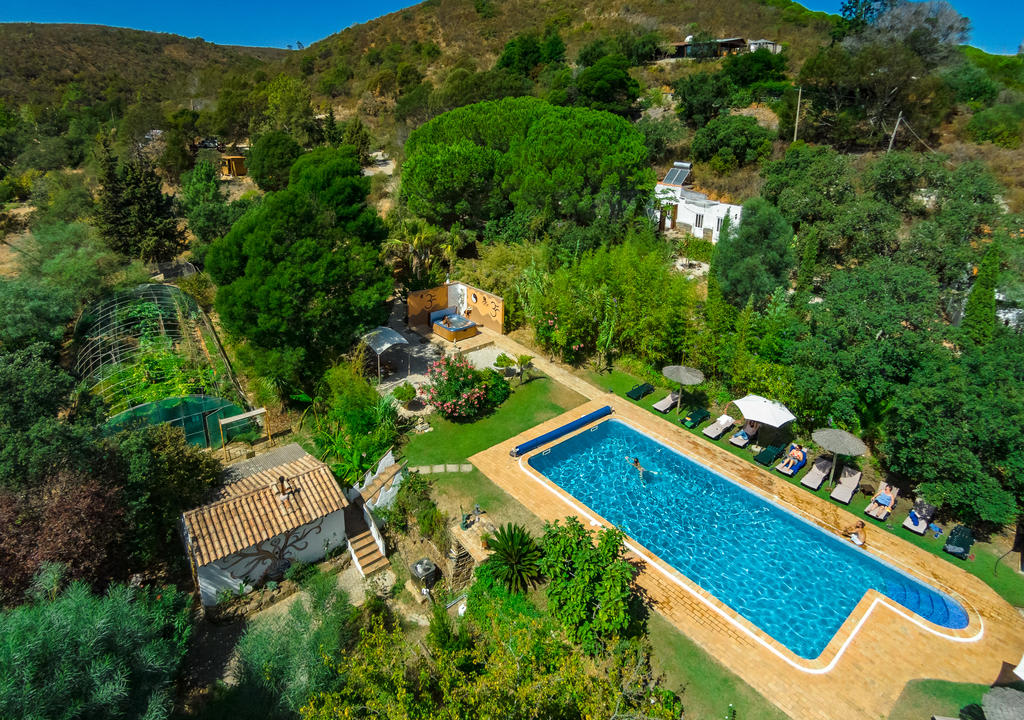 Imagem aérea do centro Moinhos Velhos, mostrando muitas árvores e uma piscina