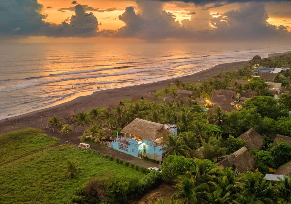 Playas de Guatemala: vista desde lo alto de la playa El Paredón con cabañas al atardecer 