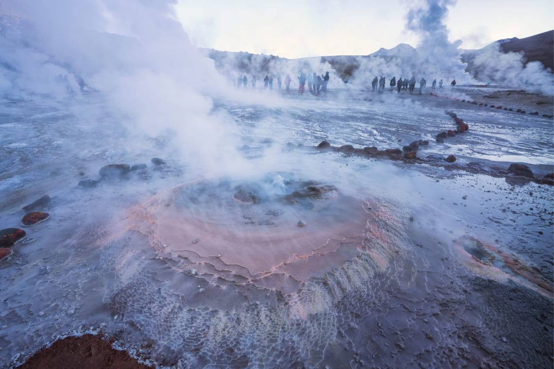 Géiseres humeantes de El Tatio al amanecer