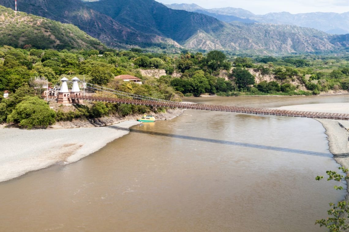 Extenso puente cruzando el río en Santa Fe de Antioquia