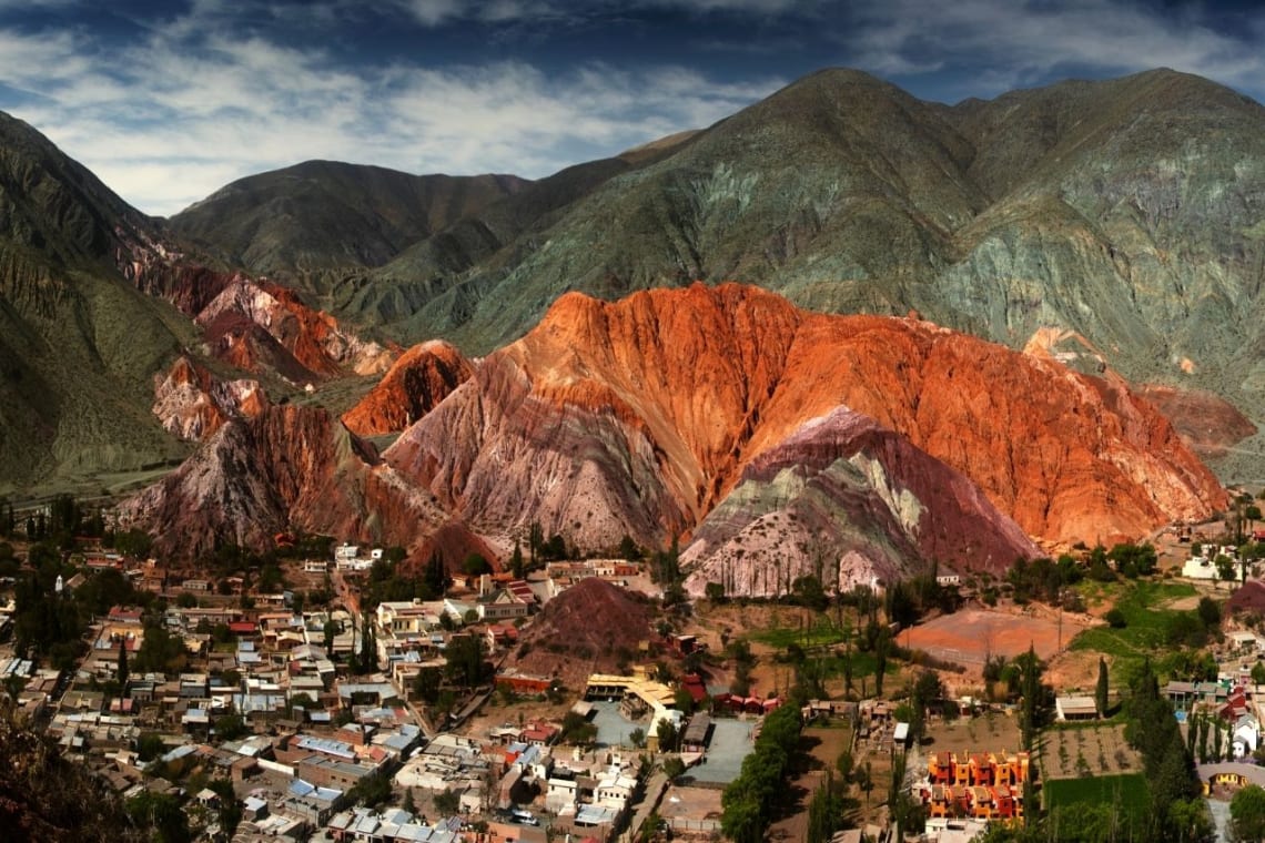 Vista aérea de Purmamarca, con impactante Cerro de los 7 colores. Uno de los mejores lugares que visitar en Jujuy