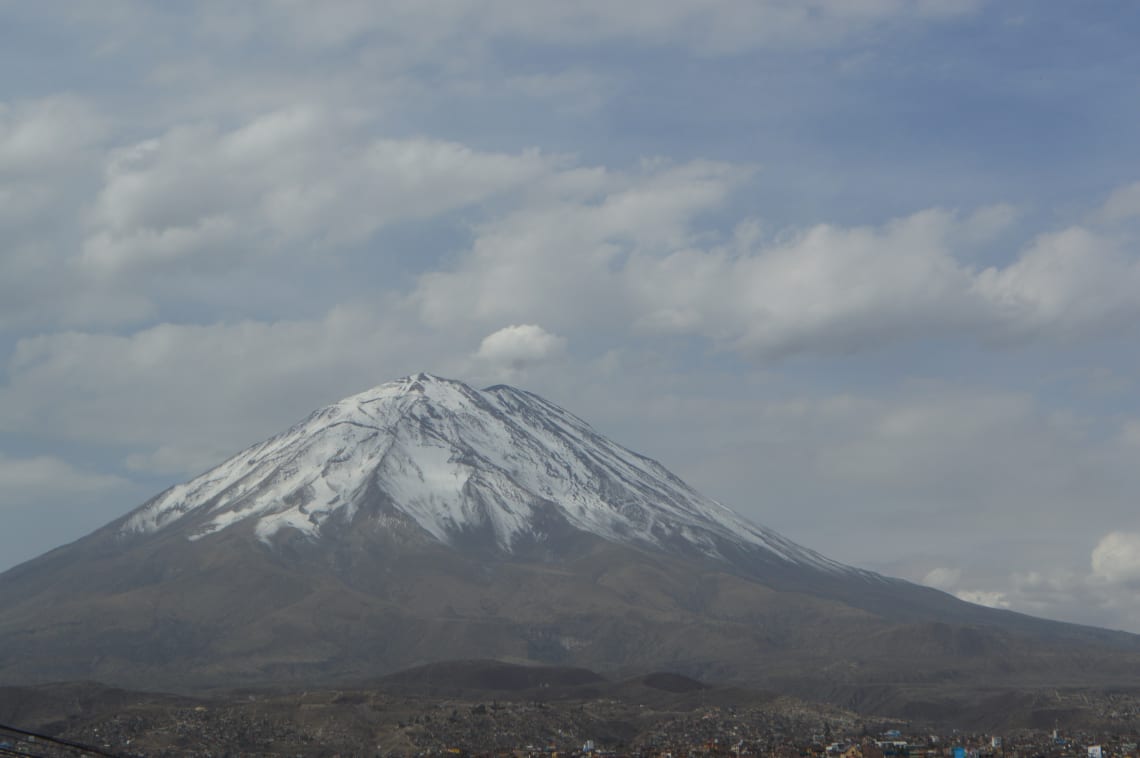 Ruta mochilera para visitar Perú: qué hacer y recomendaciones - Worldpackers - vista de la montaña en Arequipa