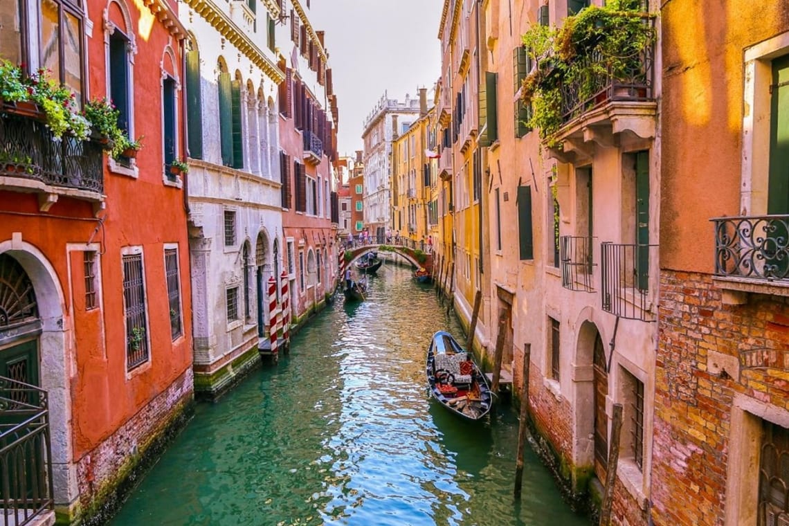 Angosto canal de Venecia, una de las principales ciudades turísticas de Italia