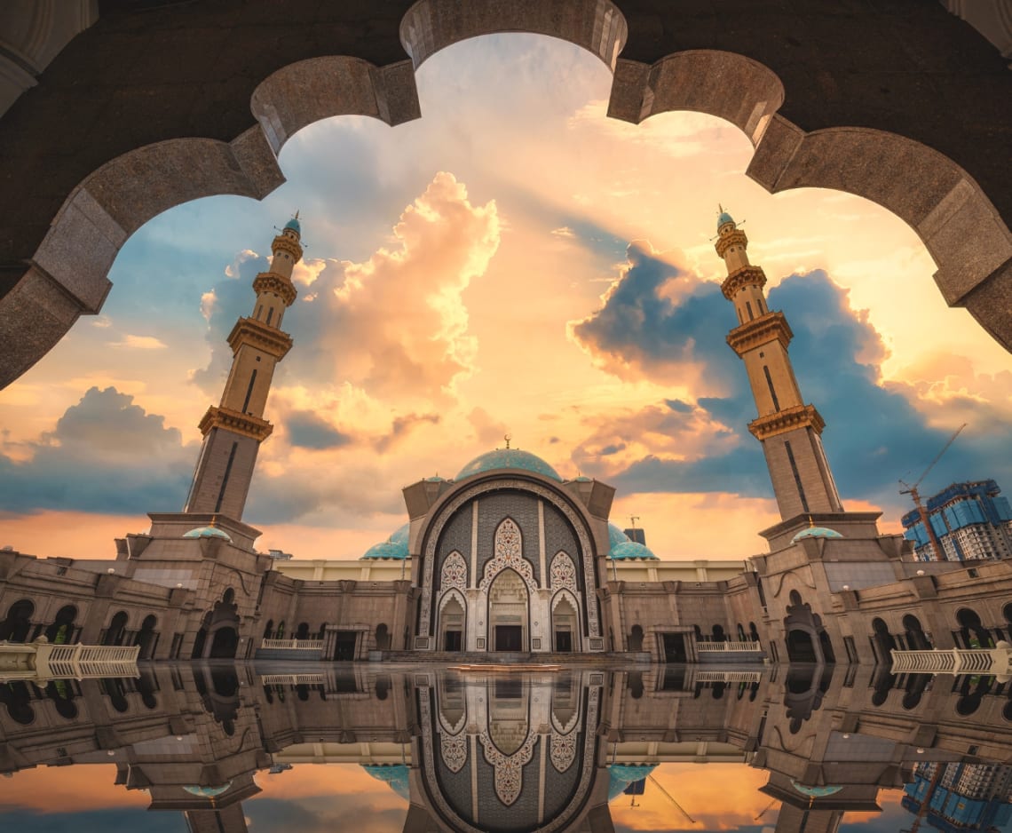 Malasia qué ver: patio interno de mezquita de Kuala Lumpur al atardecer