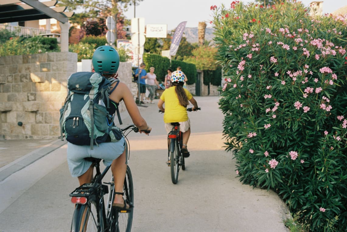 Duas pessoas andando de bicicleta.