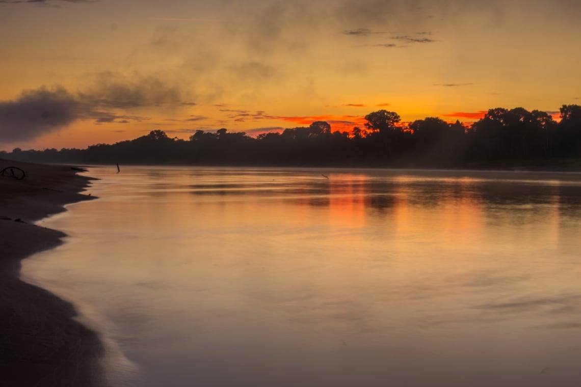 Atardecer en playa de río del Amazonas