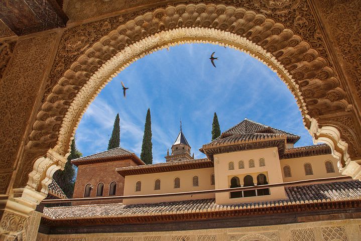 10 Consejos para viajar barato por España - Worldpackers - fachada del real Alcázar y detalles de la arquitectura madejar 