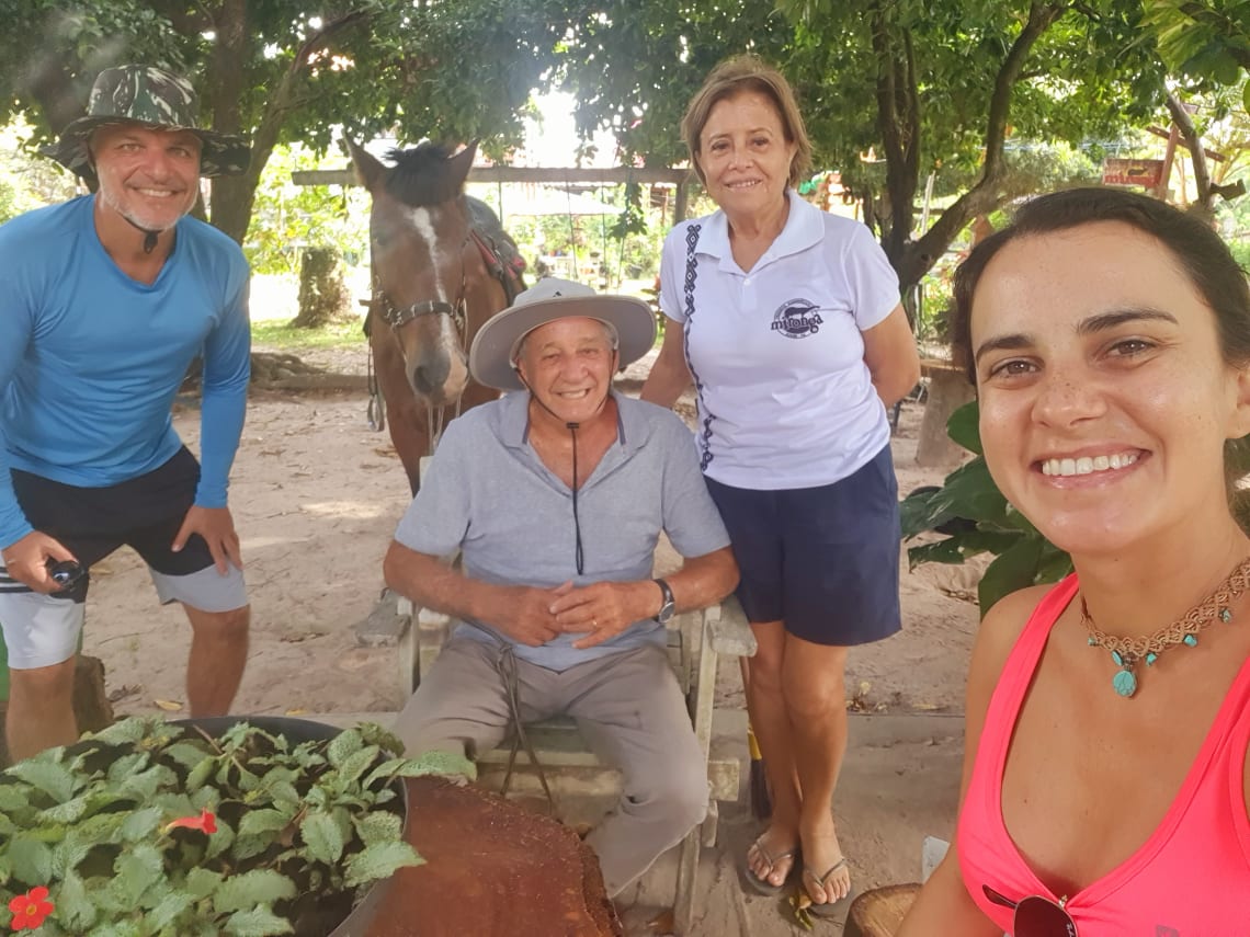 o que fazer na ilha do marajó: viajante posa para foto com moradores locais