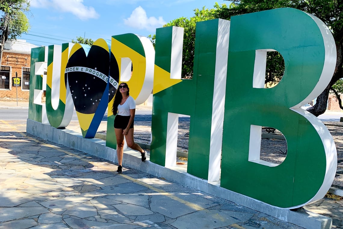 Mulher posando em frente ao letreiro de Parnaíba