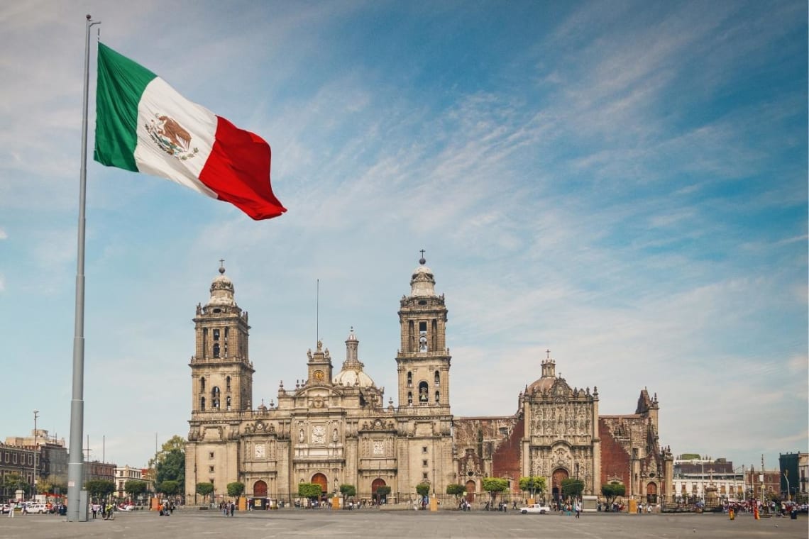 Mástil con bandera de México y Catedral en el Zócalo, CDMX