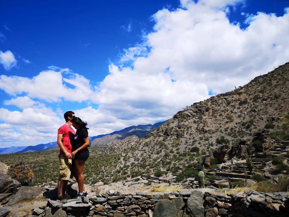 Pareja de jóvenes en las Ruinas de Quilmes, Tucumán