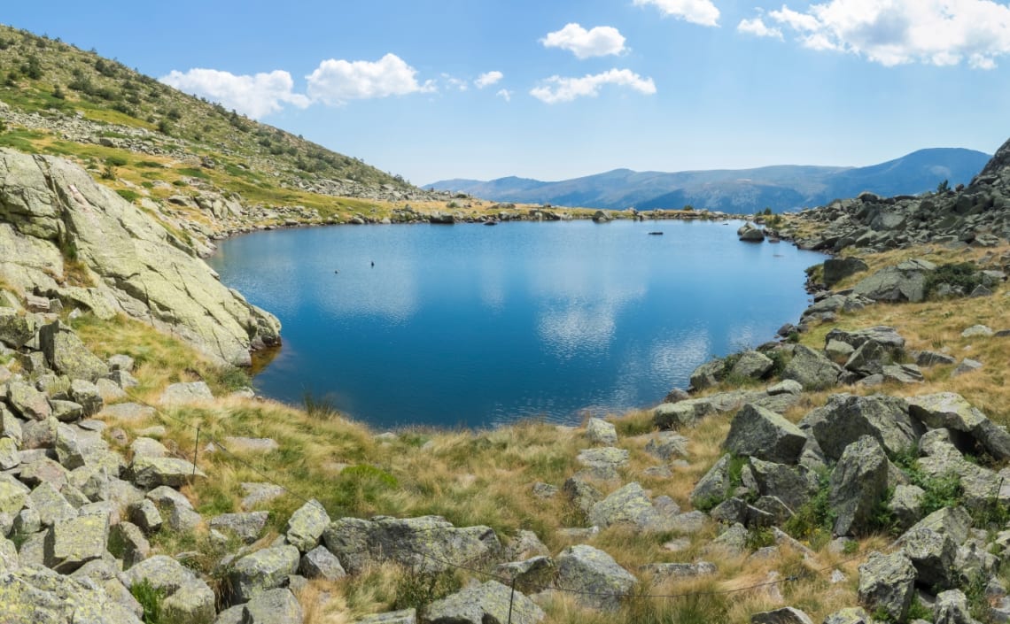 Lago de montaña en la ruta de Peñalara, una de las mejores rutas de senderismo en Madrid