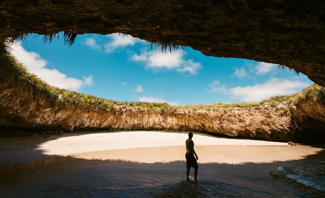 Hombre en cueva de la Isla Marietas