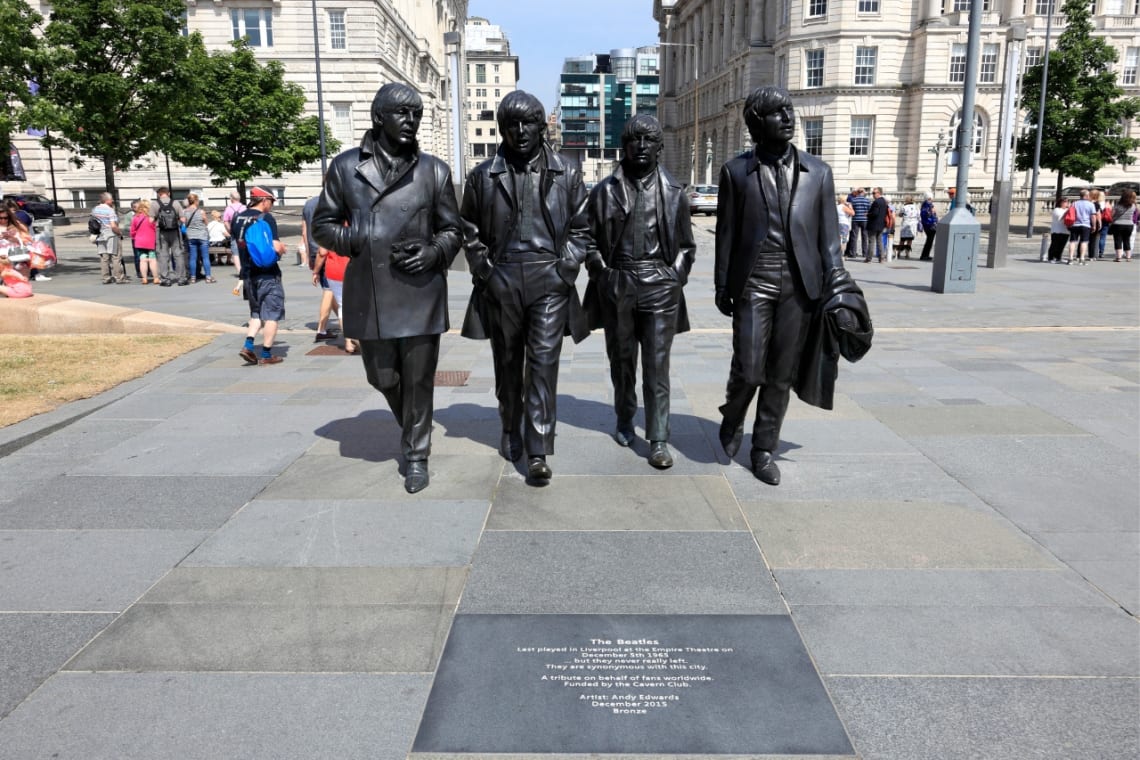 Estatuas de los cuatro Beatles caminando en Liverpool