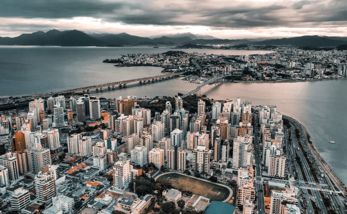 Vista aérea de isla de Florianópolis y parte continental unidas por dos puentes