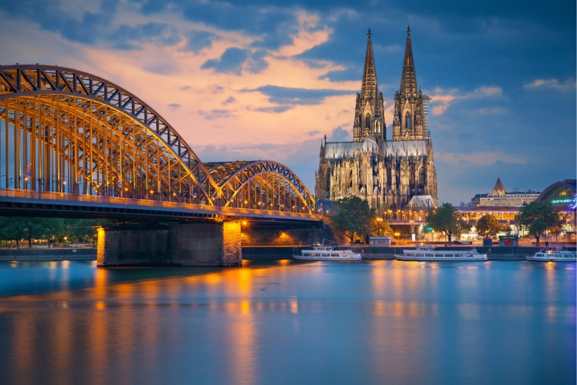 Puente de Colonia sobre el río y Catedral de fondo al anochecer