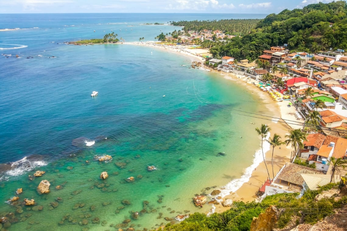 Vista desde lo alto de la costa de Morro de Sao Paulo, en Bahía, Brasil 