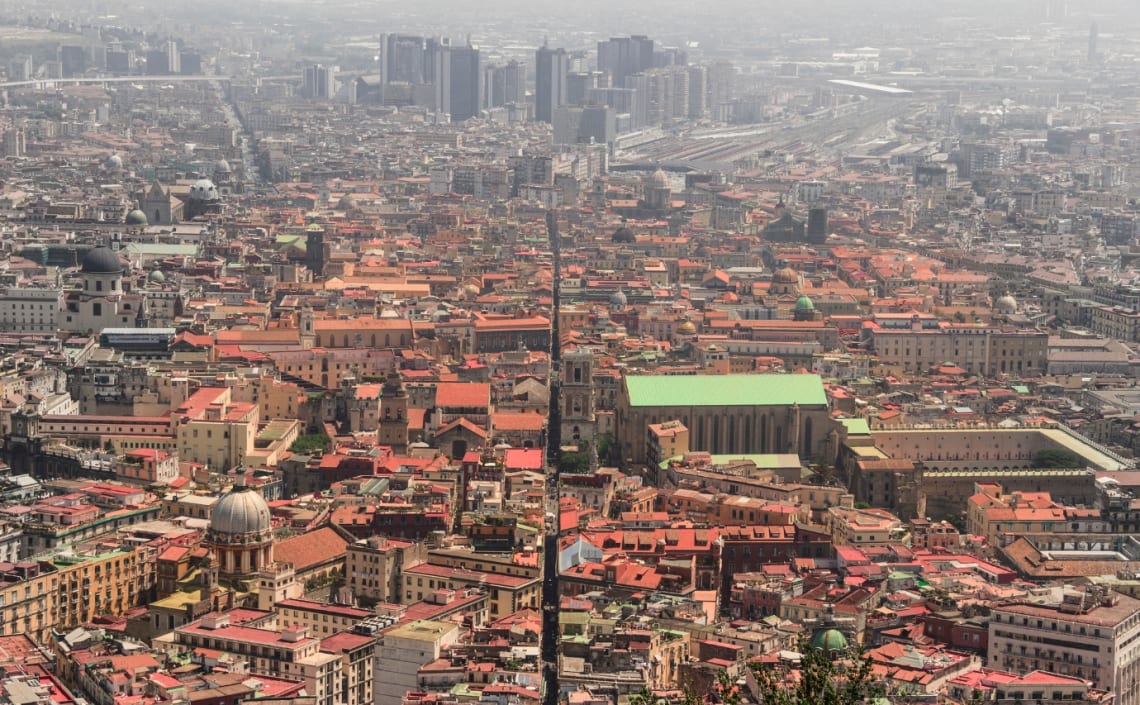 Avenida Spaccanapoli vista desde lo alto donde se aprecia cómo "corta" el centro de la ciudad en dos